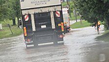 Staigi ir trumpa liūtis penktadienį paskandino keletą Kauno gatvių