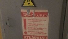 Solidarumo tinklo &bdquo;Gyvenimas per brangus&ldquo; plakatai prie&scaron; &bdquo;Casa della pasta&ldquo;
