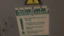 Solidarumo tinklo &bdquo;Gyvenimas per brangus&ldquo; plakatai prie&scaron; &bdquo;Casa della pasta&ldquo;