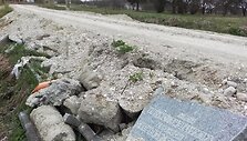 Mastaičiuose kelio &scaron;laitai tvirtinami antkapiais