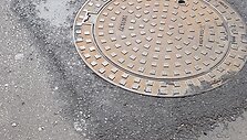 &Scaron;ulinių dangčiai Kauno Vaidoto gatvėje
