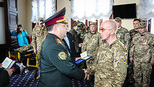 Ukrainos gynybos ministras apdovanoja sužeistą karį