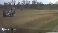 nufilmuota-kaip-girto-paauglio-vairuojamas-automobilis-verciasi-kelis-kartus