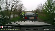 nuo-pareigunu-sprukes-bmw-vairuotojas-patyre-fiasko-baigesi-degalai