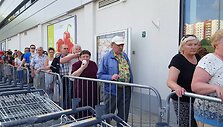 prie-duris-atverusio-lidl-nusidrieke-pirkeju-eiles