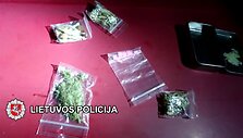 kurortuose-policija-priciupo-narkotinemis-medziagomis-disponavusius-jaunuolius-ir-mergina