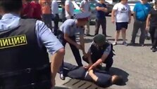 uzfiksuota-kaip-sulaikytas-kazachstane-4-policininkus-nusoves-vyras