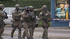 Miunchene policija ie&scaron;ko trijų užuolikų. 