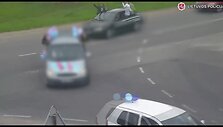 elektrenu-moksleiviai-nustebino-pareigunus-gulesi-ant-automobiliu-stogu-gere-alkoholi