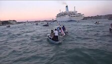 venecijoje-mazi-laiveliai-stojo-i-kova-su-milziniskais-kruiziniais-lavais