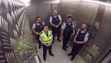internautus-suzavejo-lifte-ritinga-kurini-sukure-naujosios-zelandijos-policininkai