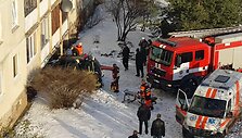 kaune-i-daugiabucio-balkona-rezesi-automobilis-vairuotoja-vadavo-gelbetojai
