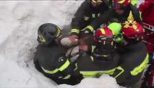dziaugsmingos-akimirkos-po-dvieju-paru-isgelbeti-viesbutyje-sniegu-uzversti-zmones