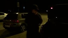 mercedes-benz-ekipazas-uzsipuole-per-ilgai-apsipirkinejiusia-moteri-ir-jos-drauga
