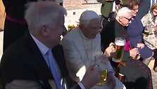 popiezius-emeritas-benediktas-xvi-per-savo-gimtadieni-vaisinosi-alumi