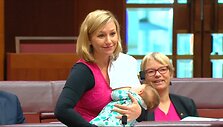 australijoje-zindantis-kudikis-senatorei-nesutrukde-pateikti-istatymo-projekta