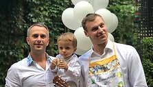Mantas Dani&scaron;kevičius su sūnumi Armandu ir Martynas Pocius