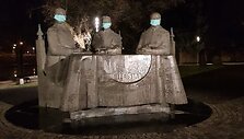 Sostinės skulptūros &bdquo;papuo&scaron;tos&ldquo; apsauginėmis kaukėmis