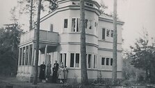 Vyskupas Kazimieras Paltarokas, kunigas Povilas &Scaron;idlauskas, Juozas ir Sofija Barisai ir kiti asmenys prie vyskupo K. Paltaroko vilos Berčiūnuose. 