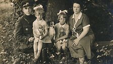 Mi&scaron;kininkas, Berčiūnų kurorto direktorius Jonas Kasperavičius su &scaron;eima. [Berčiūnai]. XX a. 4 de&scaron;. 