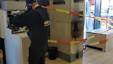 Naktį Vievyje nusikaltėliai bandė laužtis į bankomatą