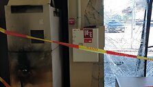 Naktį Vievyje nusikaltėliai bandė laužtis į bankomatą