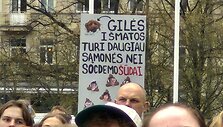 Protesto &bdquo;&Scaron;alin rankas nuo laisvo žodžio&ldquo; dalyvių plakatai