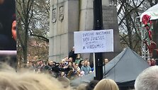 Protesto &bdquo;&Scaron;alin rankas nuo laisvo žodžio&ldquo; dalyvių plakatai