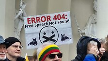 Protesto &bdquo;&Scaron;alin rankas nuo laisvo žodžio&ldquo; dalyvių plakatai