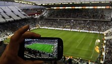 I&scaron;maniuoju telefonu fotografuojamas futbolo stadionas