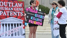 Prie JAV Auk&scaron;čiausiojo teismo besibūriuojantys protestuotojai įvairiais &scaron;ūkiais ragina uždrausti genų patentavimą
