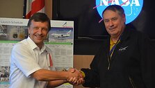 KTU rektorius Petras Bar&scaron;auskas ir NASA Armes tyrimų centro vadovas Simonas P. Wordenas.
