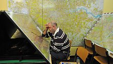 Studentas nagrinėja Londono žemėlapį