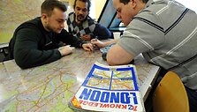 Studentai nagrinėja mar&scaron;rutus Londono žemėlapyje
