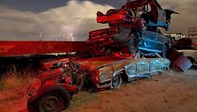 Vienas ant kito sukrauti seni filmuose naudoti automobiliai  