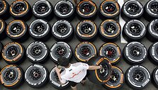 &bdquo;McLaren&ldquo; mechanikas rū&scaron;iuoja padangas prie&scaron; &bdquo;Formulės 1&ldquo; lenktynes Ispanijos Montmelo trasoje 