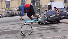 Pa&scaron;ėlusi močiutė su dviračiu 