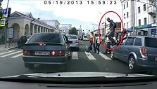 Pėsčiasis lipa per automobilį
