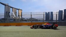 Sebastienas Vettelis treniruočių Singapūro trasoje metu 