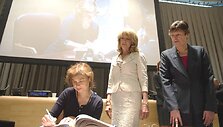 Raimonda Murmokaitė pasira&scaron;o sutartį