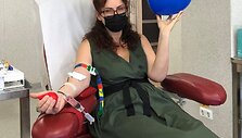 Klubo &bdquo;Diabeto IQ&ldquo; vadovė I. Juotkienė skelbia iššūkį ir mušinėja balioną kiek neįprastoje veikloje. Asmeninio archyvo nuotr.