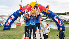 Pirmasis &bdquo;Red Bull 211&ldquo; priartėjo prie pabaigos &ndash; paai&scaron;kėjo komandinės estafetės laimėtojai. Nuotraukos: Mantas Repečka, Evelina Sabaliauskaitė, Lukas Gru&scaron;eckas, Rokas Luko&scaron;evičius, Saulius Čirba