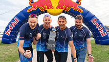 Pirmasis &bdquo;Red Bull 211&ldquo; priartėjo prie pabaigos &ndash; paai&scaron;kėjo komandinės estafetės laimėtojai. Nuotraukos: Mantas Repečka, Evelina Sabaliauskaitė, Lukas Gru&scaron;eckas, Rokas Luko&scaron;evičius, Saulius Čirba