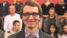 Lietuvių kalbos mokytojas Tomas Dirgėla i&scaron; Vilniaus žaisdamas prie seifų laimėjo 10 000 Lt.