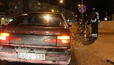 Automobilis partrenkė dviratininkę