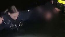 policijos-pareigunai-isgelbejo-skestancia-moteri