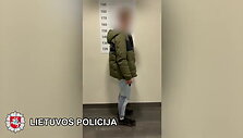 klaipedos-teisesaugininkai-su-ikalciais-sulaike-jaunuoli-itariama-platinusi-narkotines-medziagas