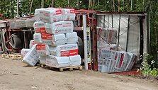 Roki&scaron;kio rajone apvirto durpes gabenęs vilkikas