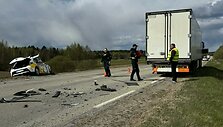&bdquo;Toyota&ldquo; ir sunkvežimio avarija Varėnos rajone