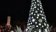 &Scaron;iauliuose įžiebta pagrindinė miesto &scaron;ventinė eglė